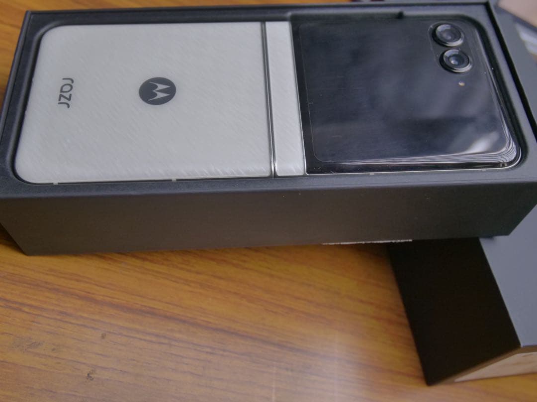 超美品　Motorola Razr 60