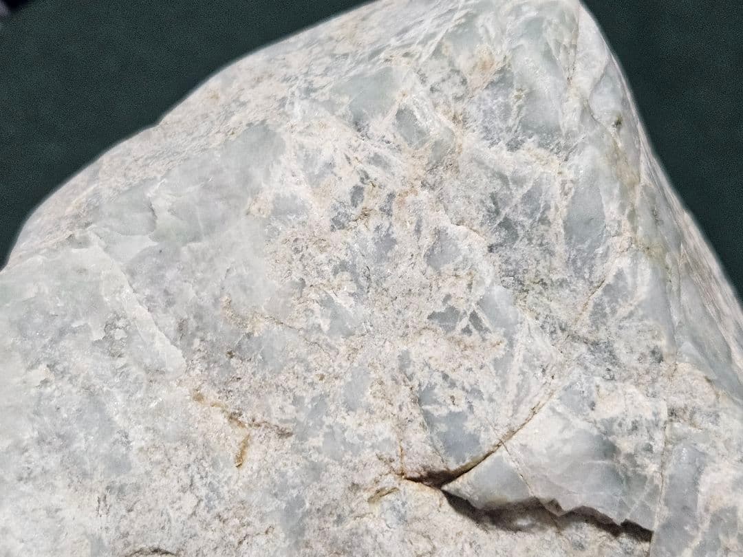 【金山谷翡翠】部分ロウカン質薄緑 約877g