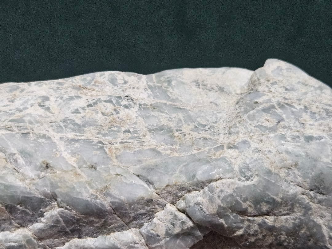 【金山谷翡翠】部分ロウカン質薄緑 約877g