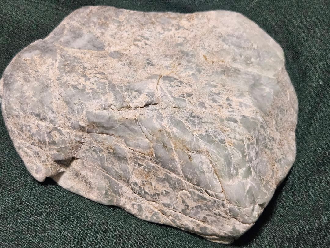 【金山谷翡翠】部分ロウカン質薄緑 約877g