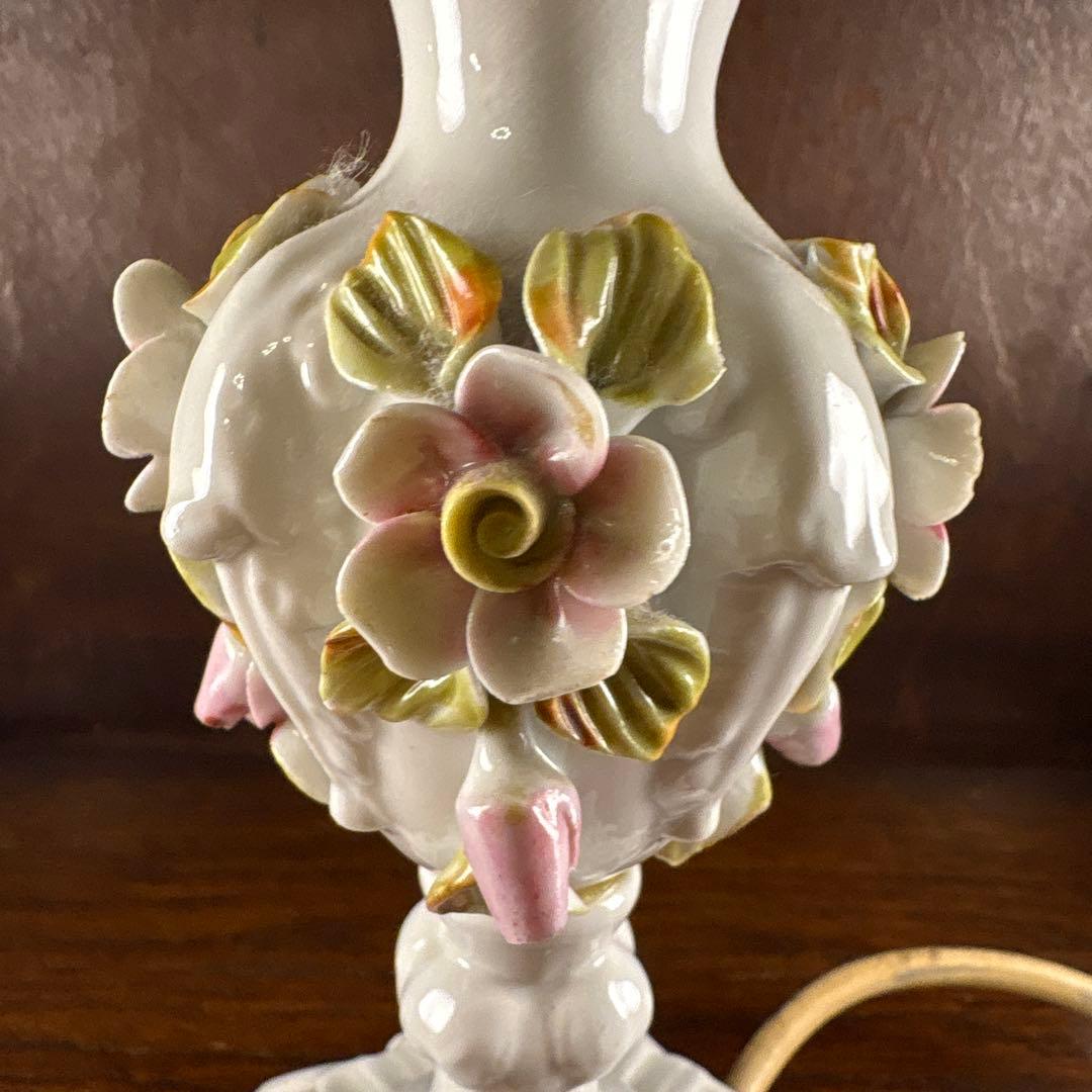 イギリスアンティーク　花模様の陶器製ランプ