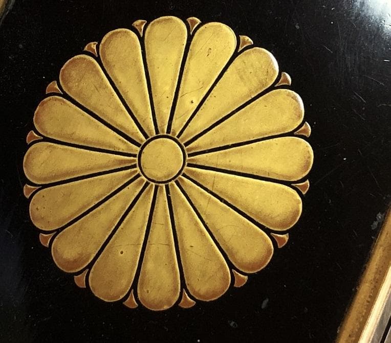 【 江戸期行灯道具箱 】　木彫本漆塗　十六弁二重菊・五七桐紋　火箸芯切り和蠟燭付
