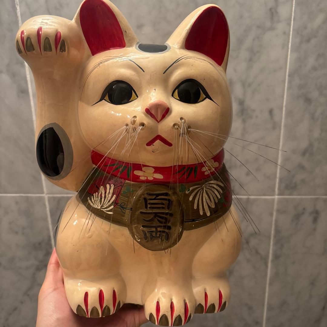 アンティーク手描きの美しい眉毛や長いヒゲが美しい特大の招き猫