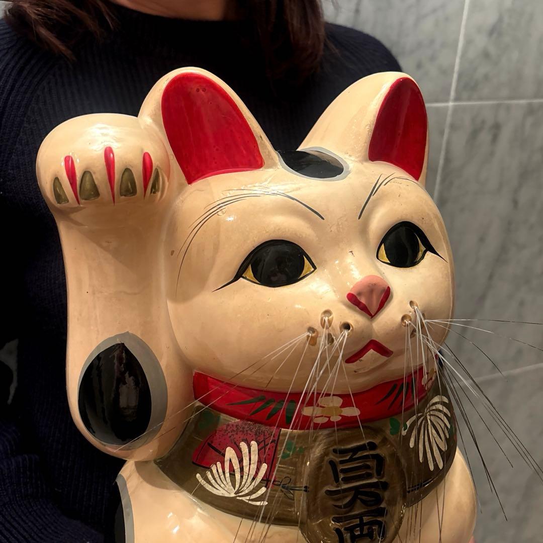アンティーク手描きの美しい眉毛や長いヒゲが美しい特大の招き猫