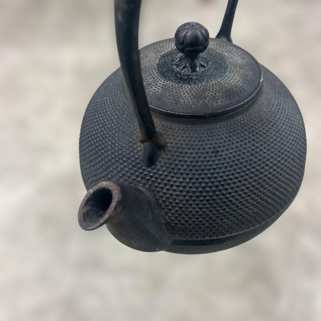 黒い鋳鉄製鉄瓶 凹凸模様
