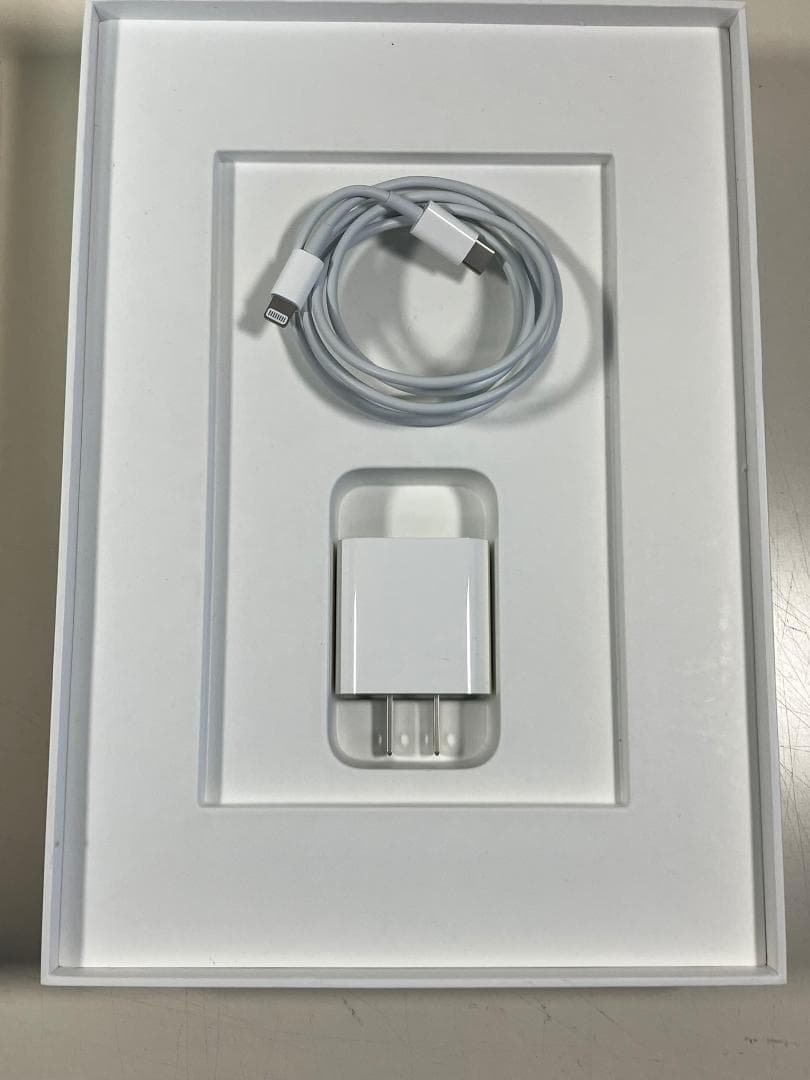 iPad 第9世代　64GB シルバー　Wi-Fi　4点付属品付（一部欠品）