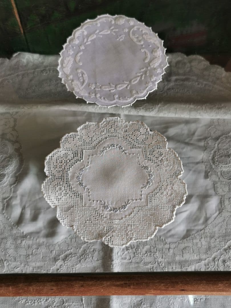 アンティーク フィレレース＆アペンツェル水色小花刺繍 フラワー型リネンドイリー