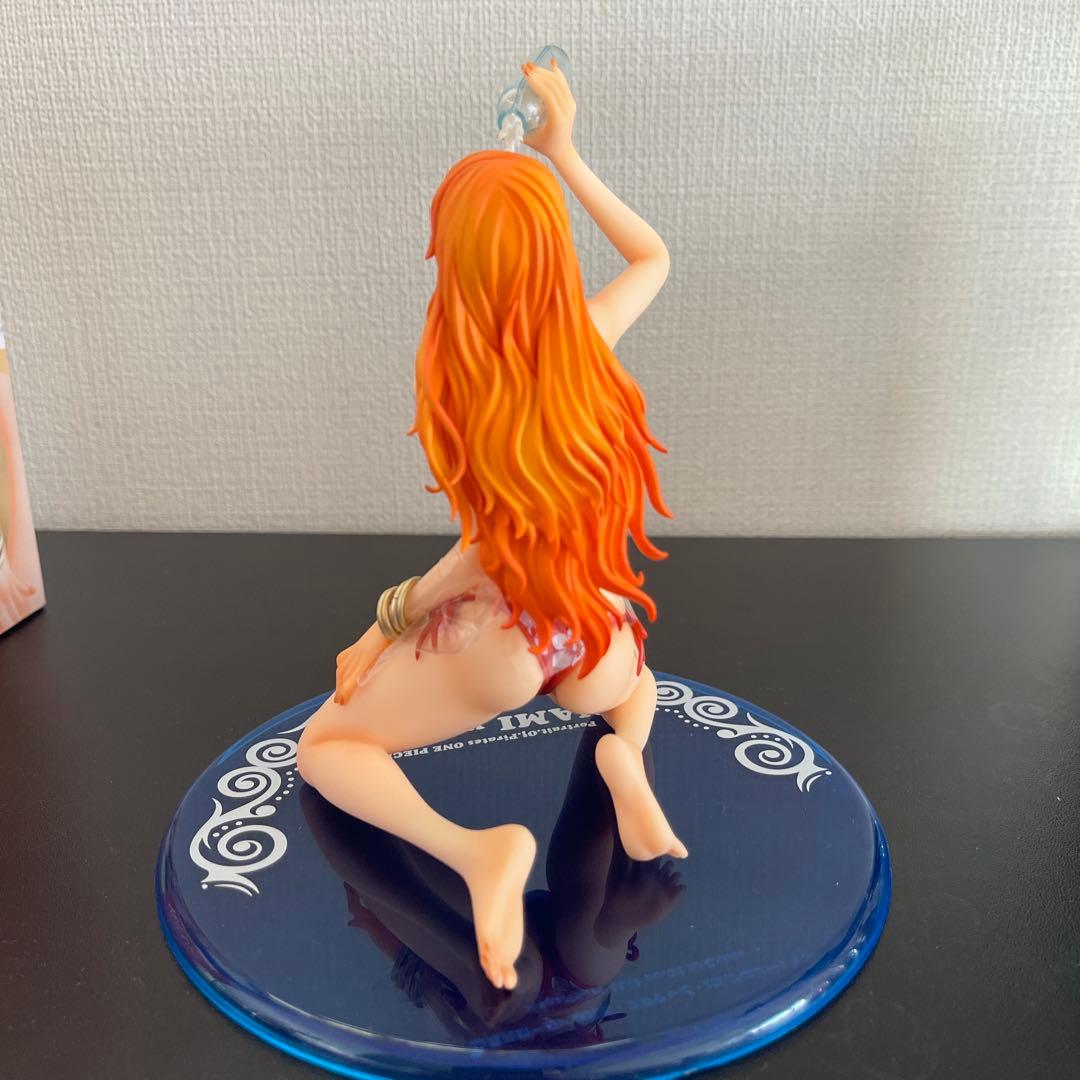 ワンピースメガハウス シリーズ ナミ / たしぎ フィギュア 2体セットです。