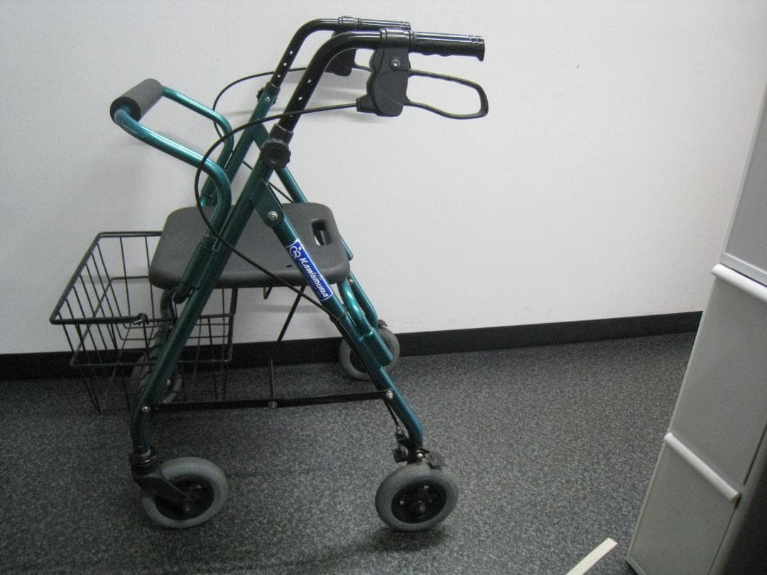 【カワムラサイクル】四輪歩行車 KW20 グリーン バスケット付き ①