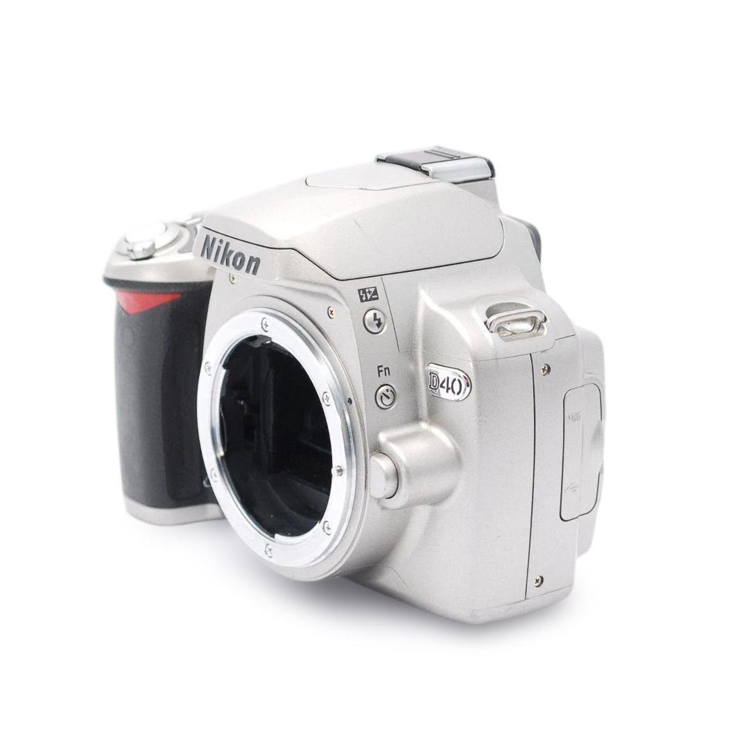 ❤即購入1000円OFF❤ ニコン D40 銀色ボディ 18-55mm 一眼レフ