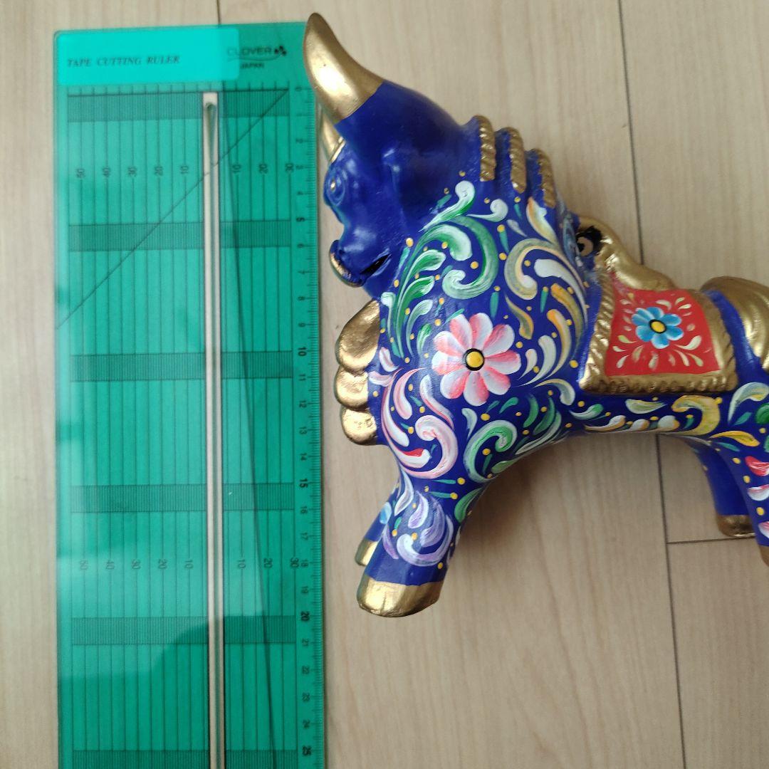 きらびやかで華やかな鼻を舐めてる牛の置物