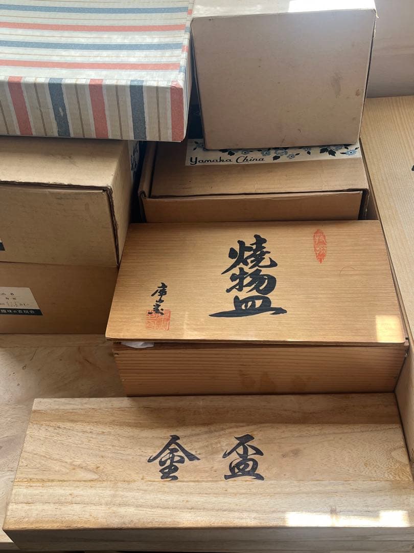 木箱入り食器 銘々皿 鉄器 金盃 有田焼　陶器　茶碗　七宝焼　香梅　10個