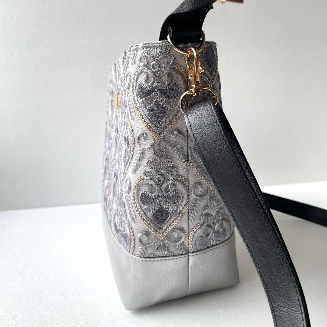 インド刺繍ハート柄チュールと合皮　横長ショルダーバッグ　シルバーグレー
