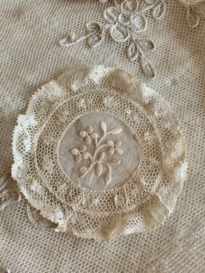 フランスアンティーク手刺繍ドイリーandロココリボンモチーフ装飾パフ・ケース
