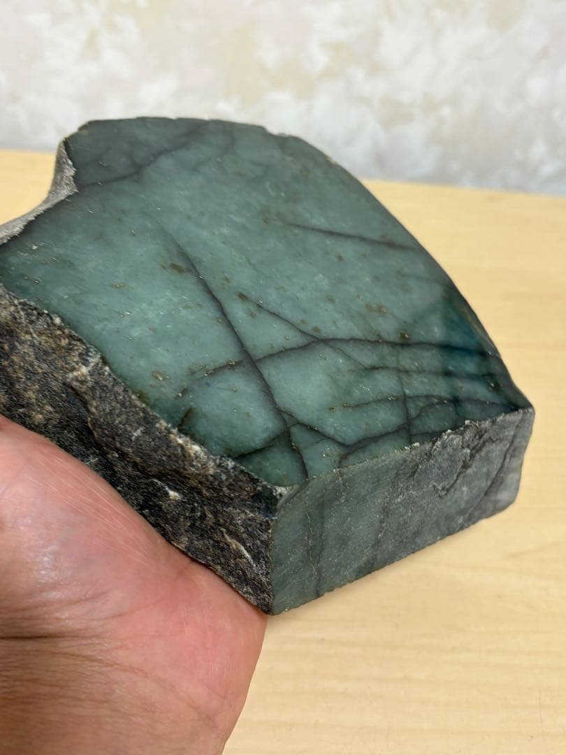 ミャンマー産特大天然本翡翠原石　約2083g3面カット1面磨き2面荒磨き厚みあり