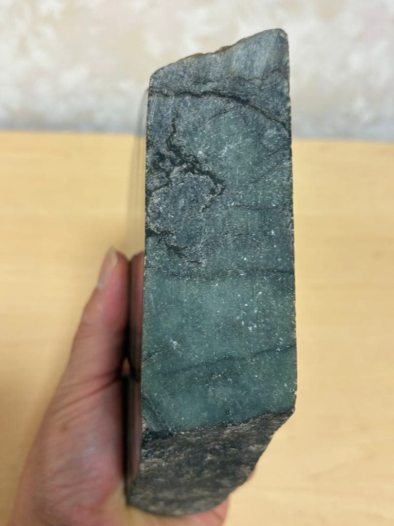 ミャンマー産特大天然本翡翠原石　約2083g3面カット1面磨き2面荒磨き厚みあり