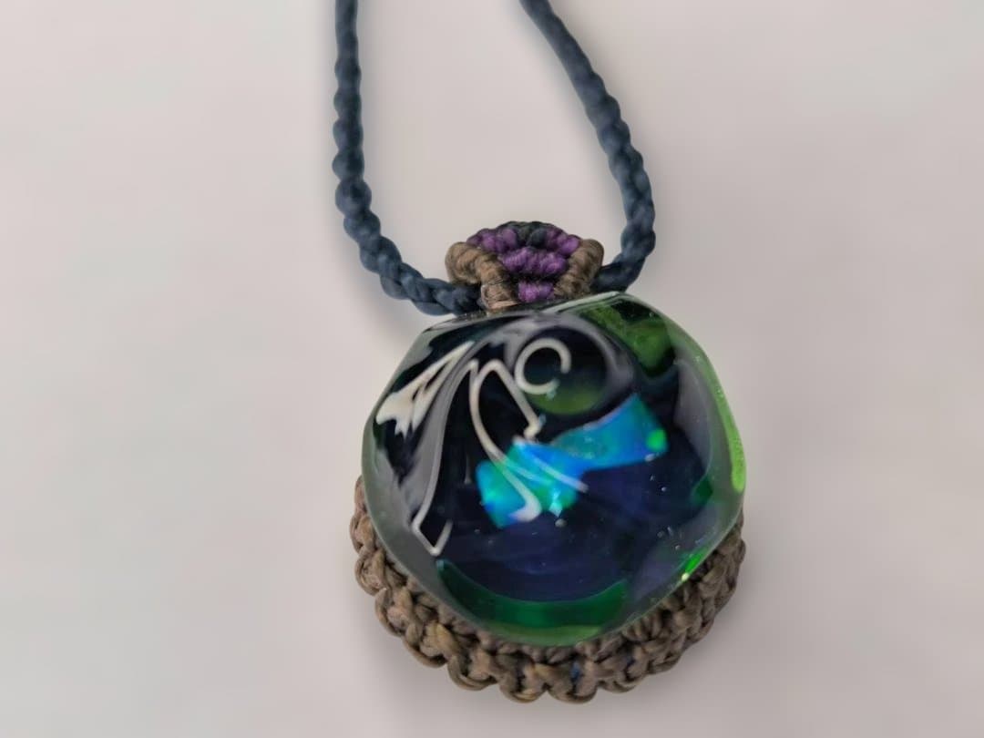 ハンドメイド　ガラスペンダント 青・緑・紫