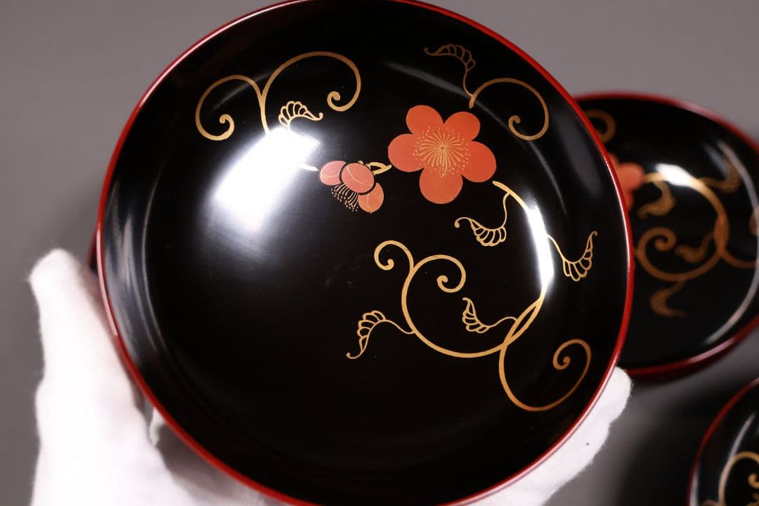 【MA488】漆芸 木製漆器 梅唐草蒔絵 木皿 五客 11.9cm 黒塗 溜塗