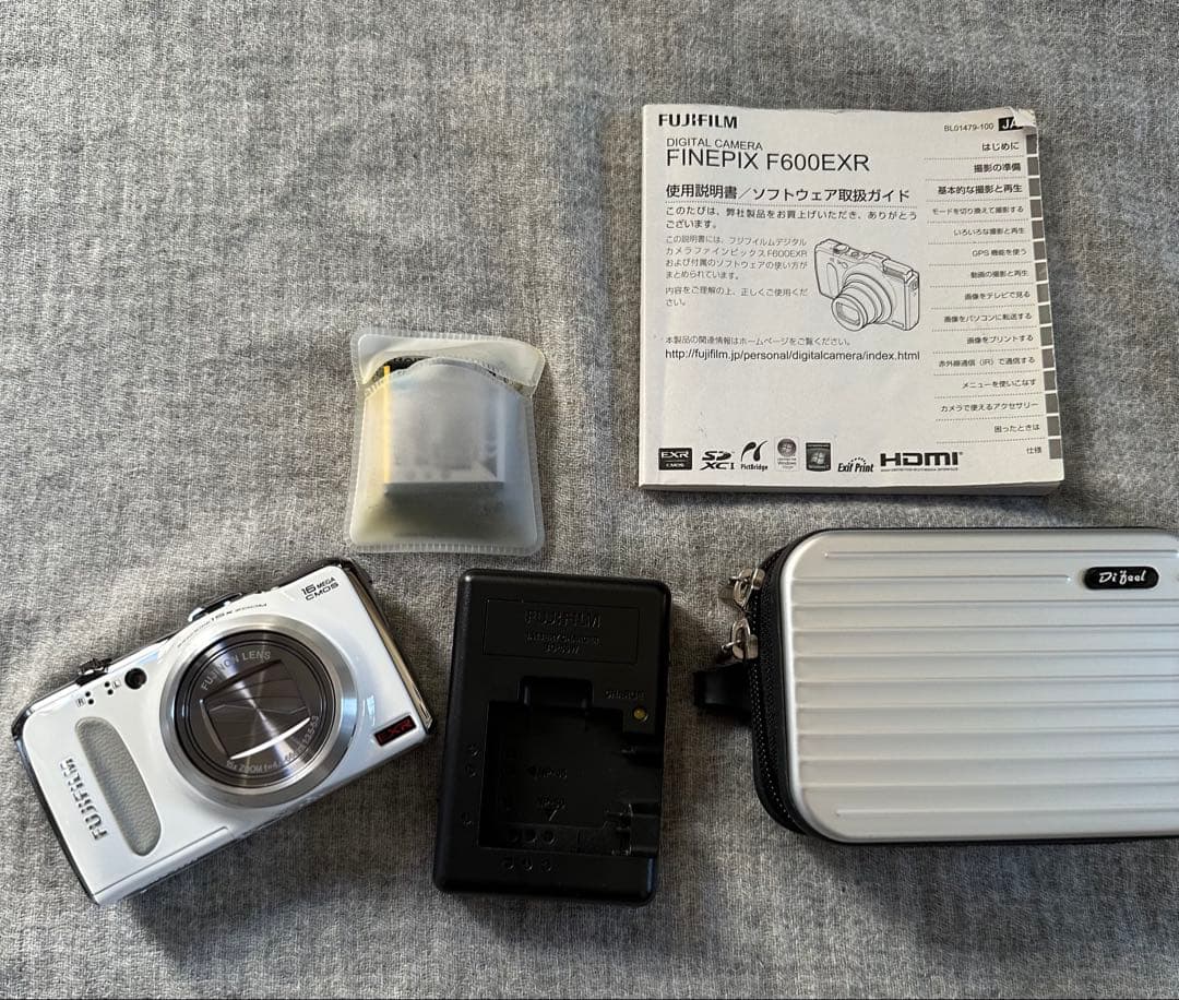 Fujifilm FinePix F600EXR バッテリー2個付き　ケース付き
