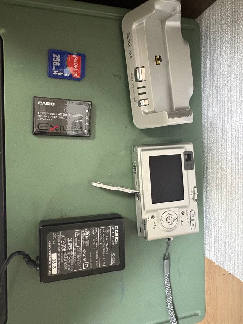 CASIO EXILIM シルバー デジタルカメラ