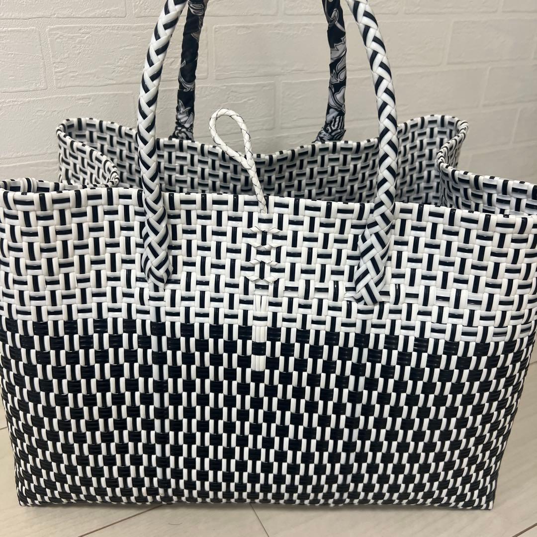 Balinese bag黒と白のストライプ編み込みトートバッグ