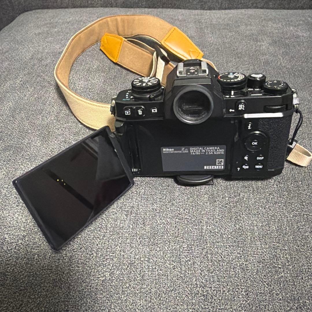 Nikon Zfc ＋NIKKOR DX16-50＋バッテリー×2