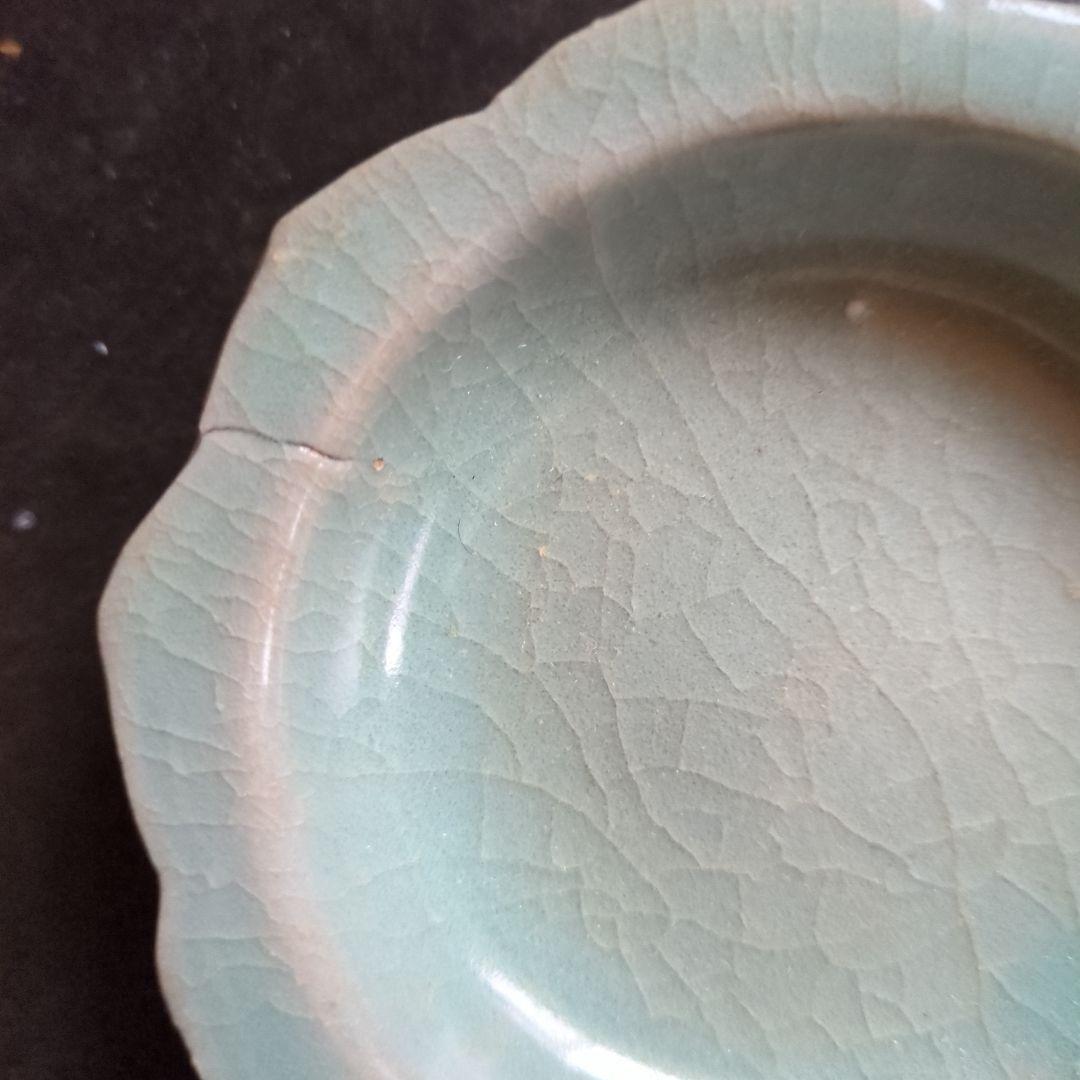 青緑色の波形皿　高麗青磁
