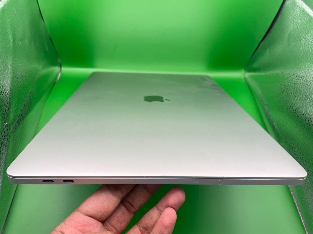 MacBook Pro シルバー macOS Catalina