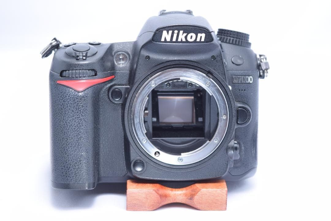 ①Nikon D7000 デジタル一眼レフ レンズ2本、バッテリー2個、防湿箱付