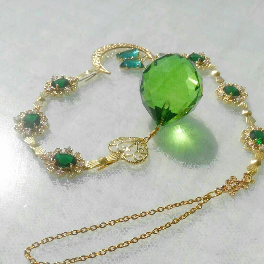 サンキャッチャー♡ハンドメイド「グリーンのステンドグラスとクリスタル蝶々♡」