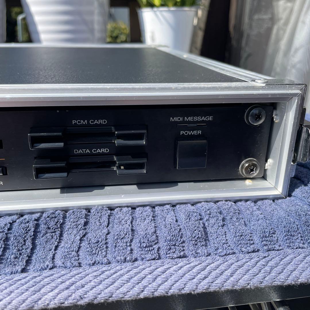 Roland JV-880 シンセサイザーモジュール　ハードケース付き