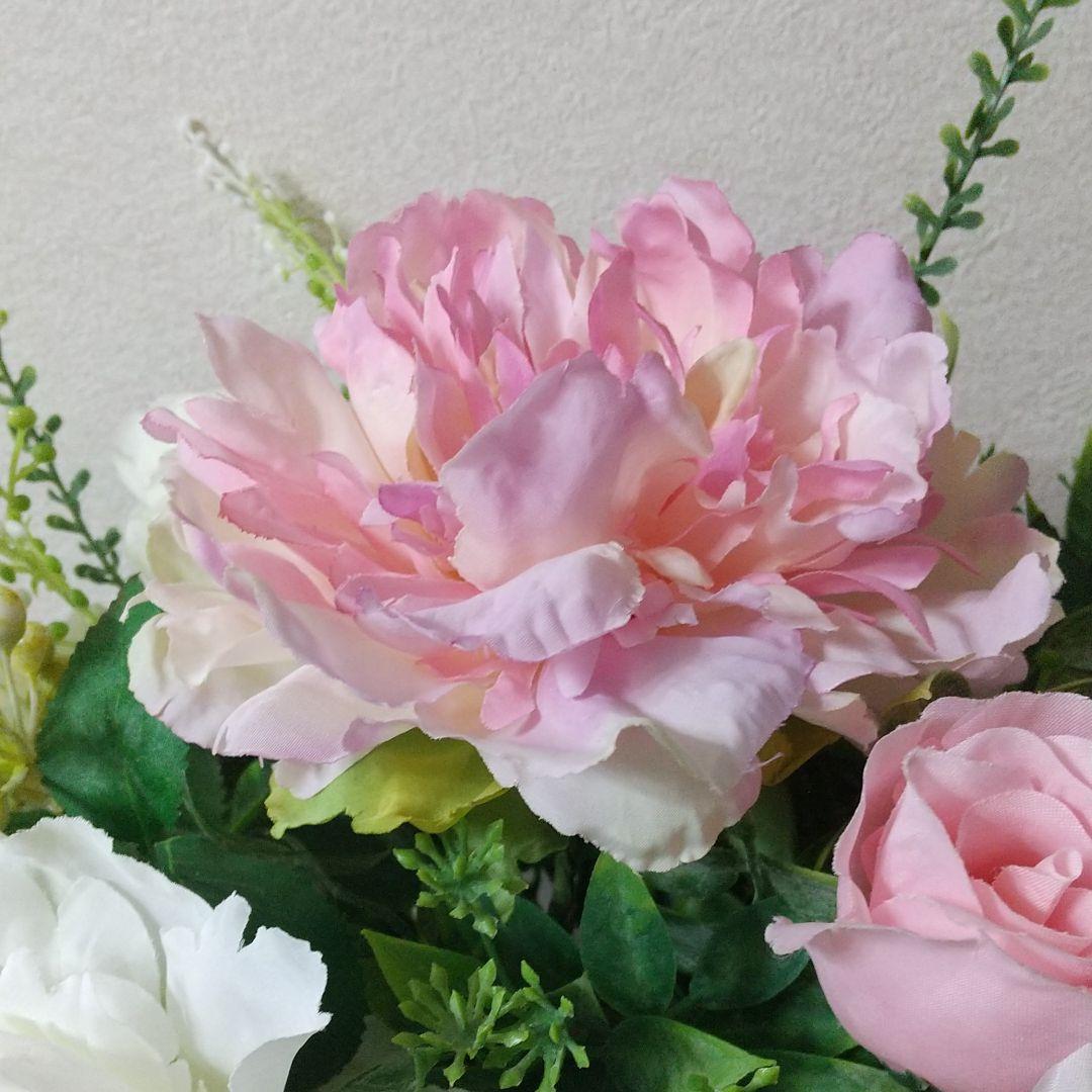 ピオニー(芍薬)とセルリアとバラのアレンジ