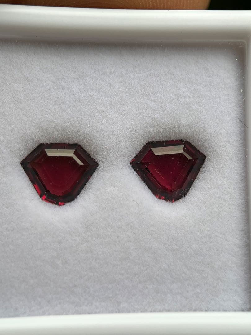 ロードライトガーネットルースペアー1.8ctRhodolite Garnet