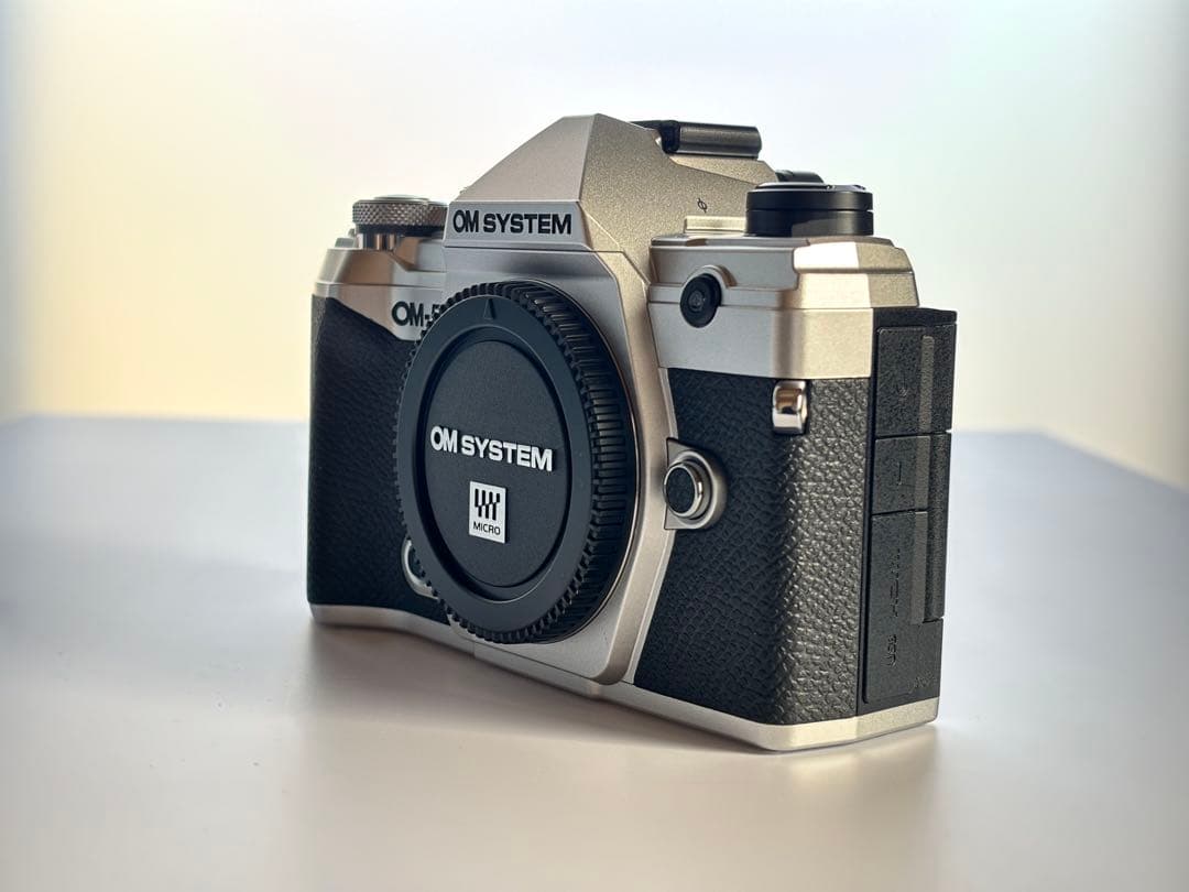 【美品】OM SYSTEM OM-5 ミラーレス一眼カメラ＋グリップ