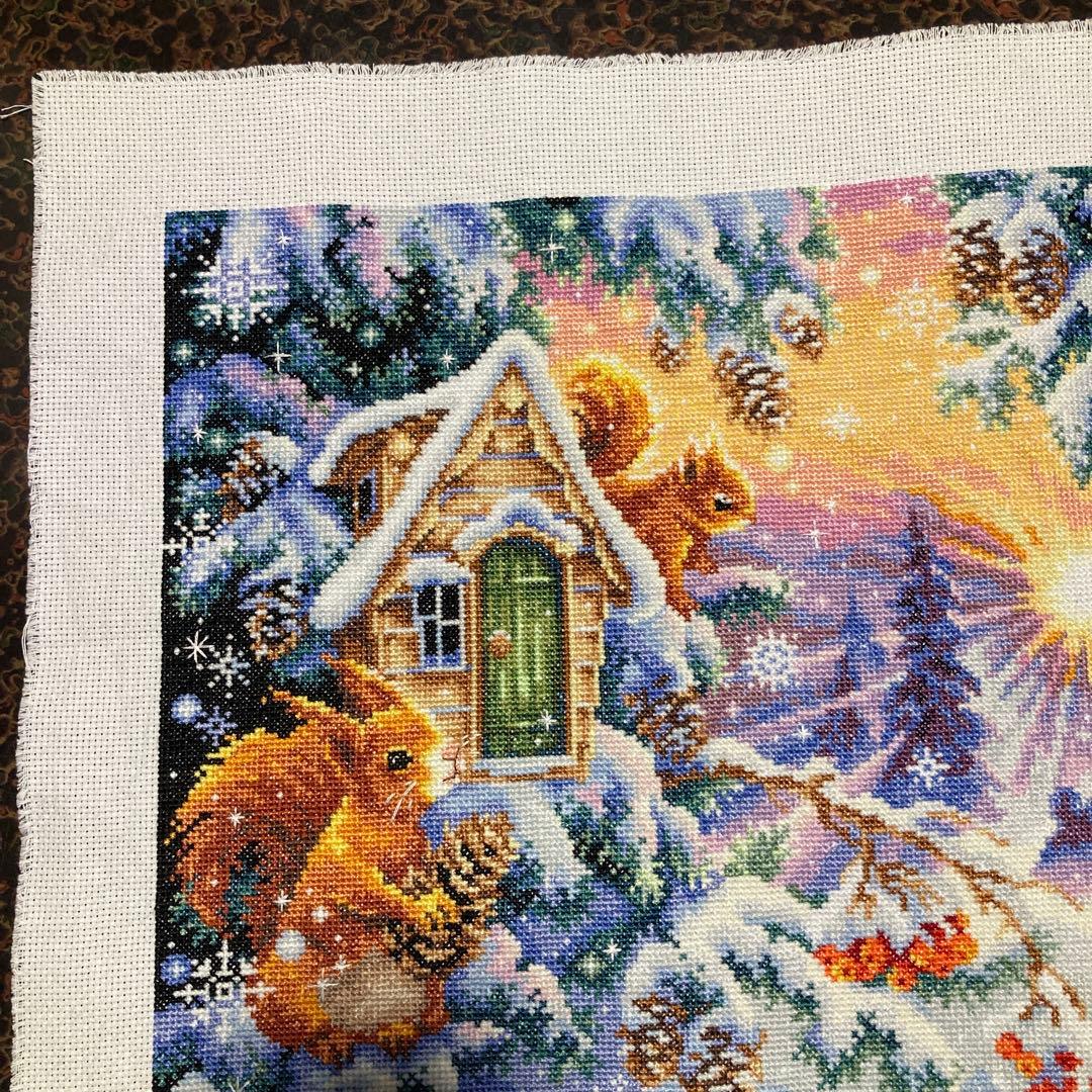クロスステッチ完成品　winter morning 冬の朝　　風景リスと小屋