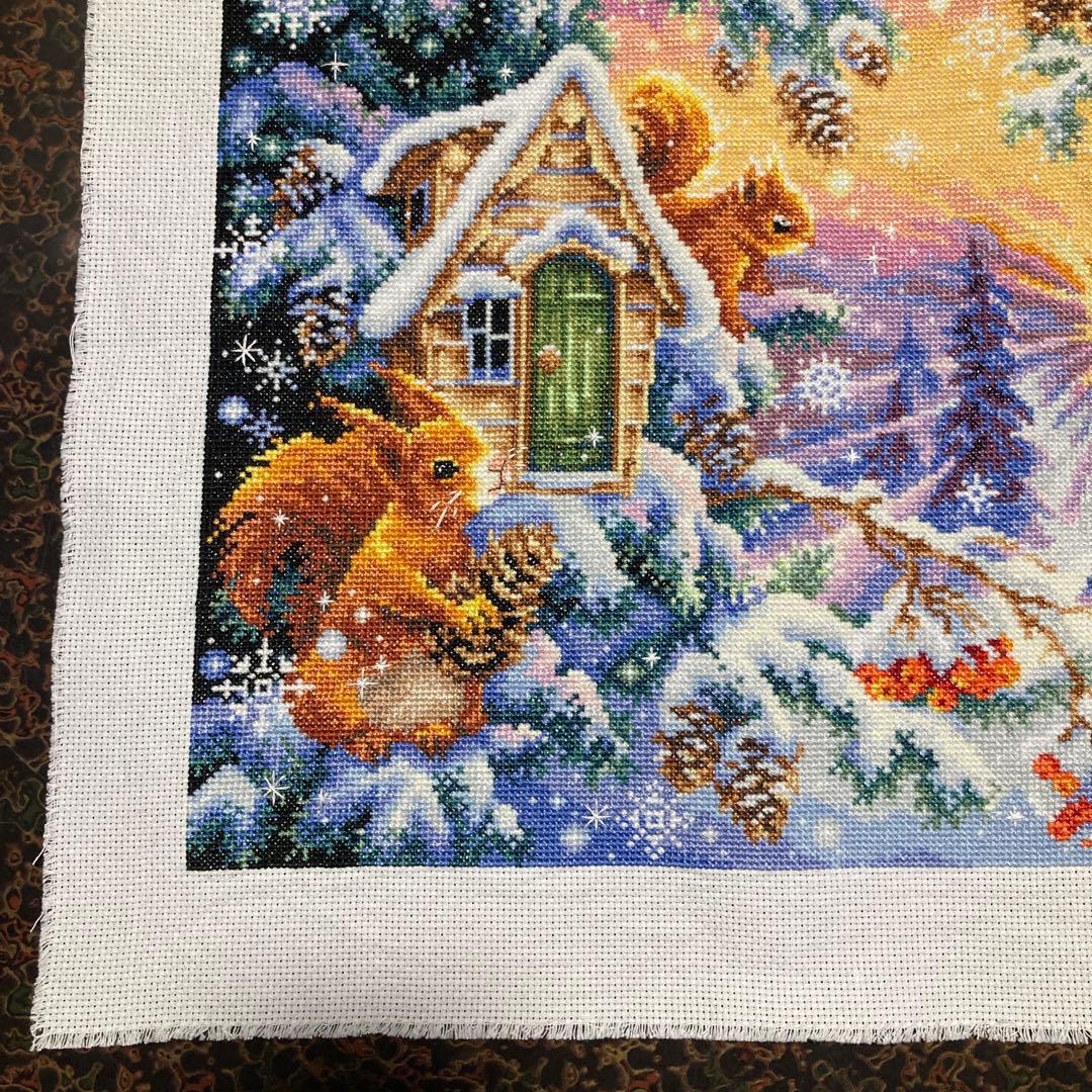 クロスステッチ完成品　winter morning 冬の朝　　風景リスと小屋