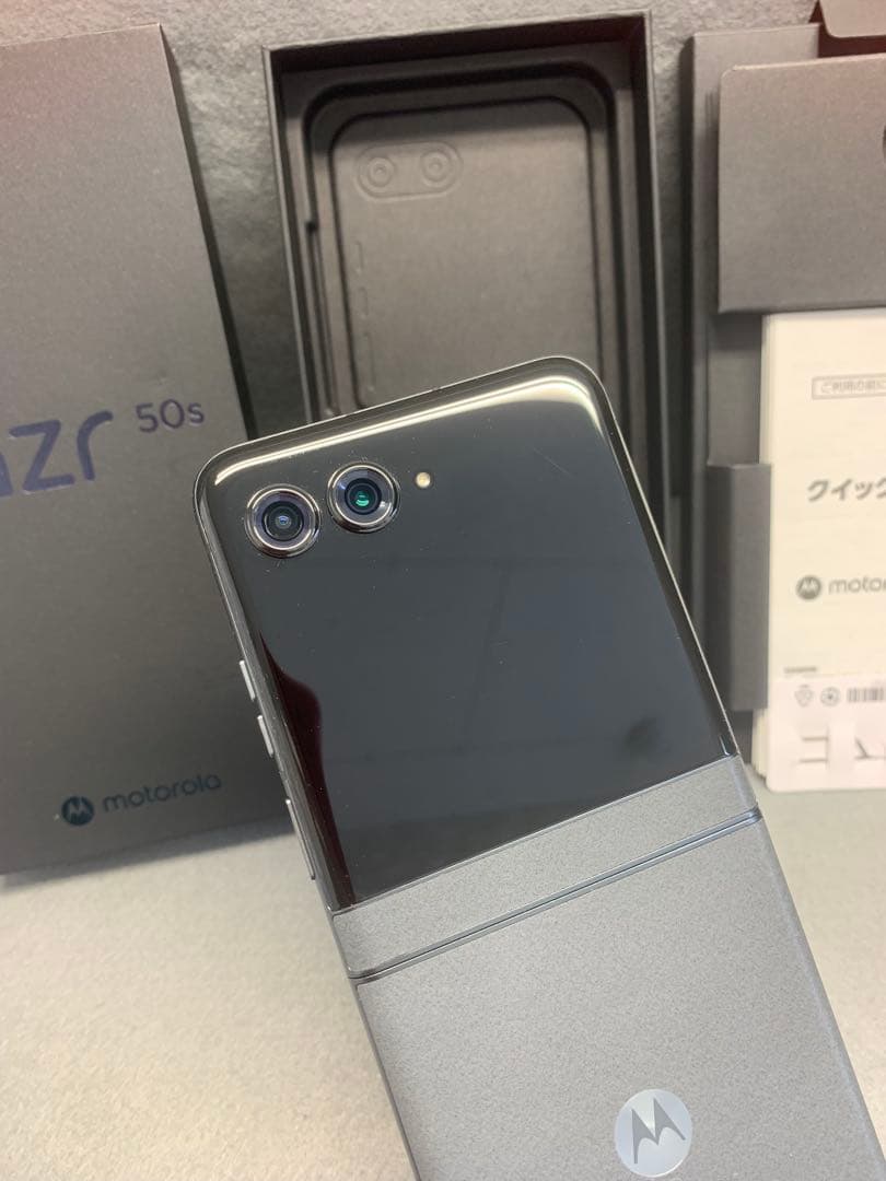 美品 SIMフリー MOTOROLA razr 50s 256GB コアラグレイ