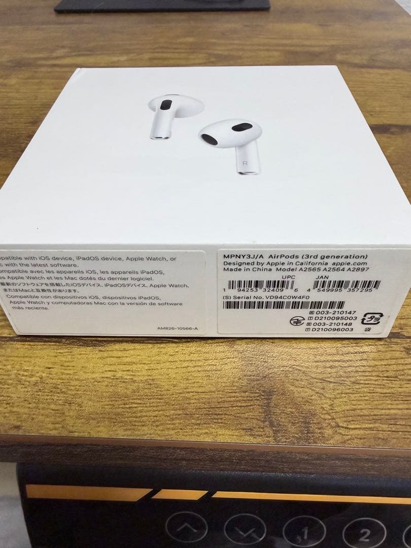 AirPods (第3世代) 本体とLightning充電ケース