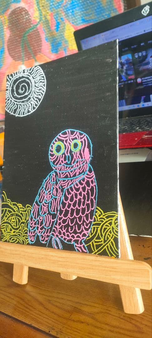 フクロウのカラフルアート作品