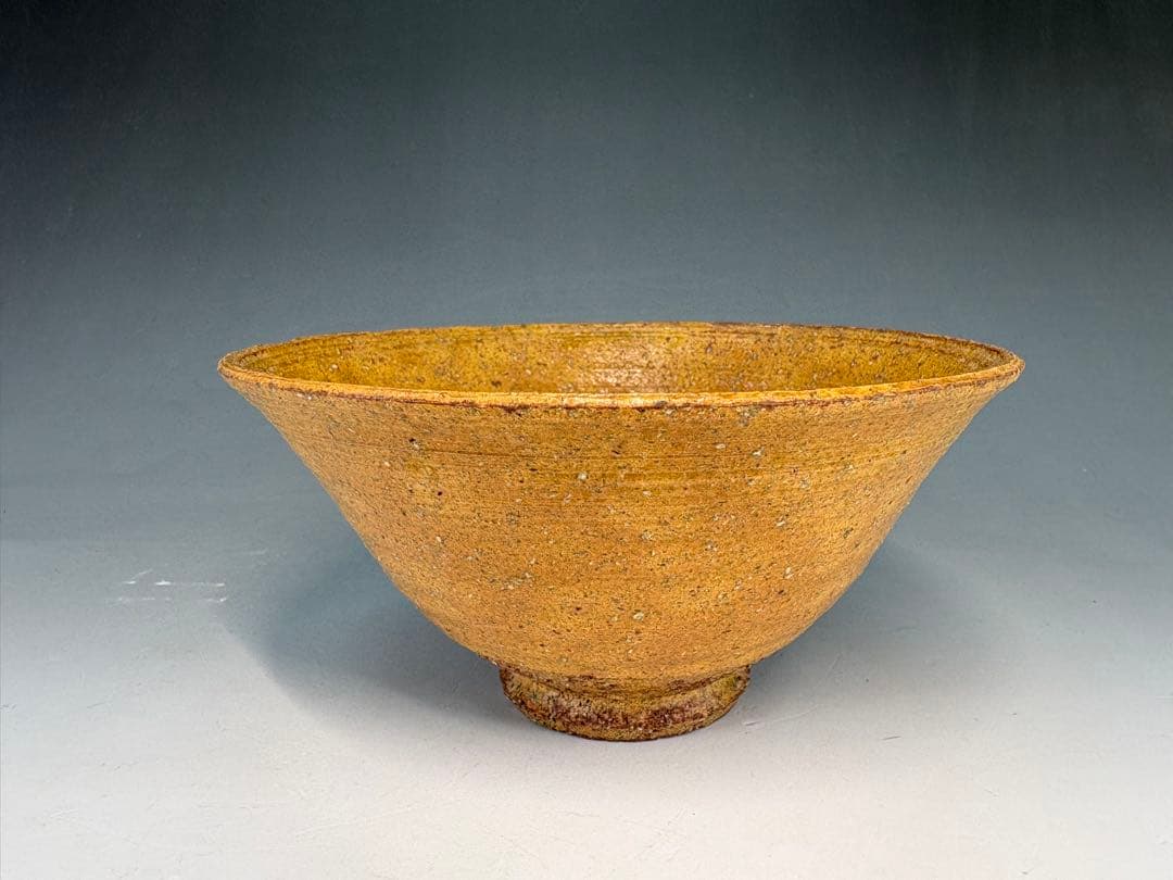 【中古品】茶道具　勝龍寺窯　黄伊羅保茶碗（共箱）