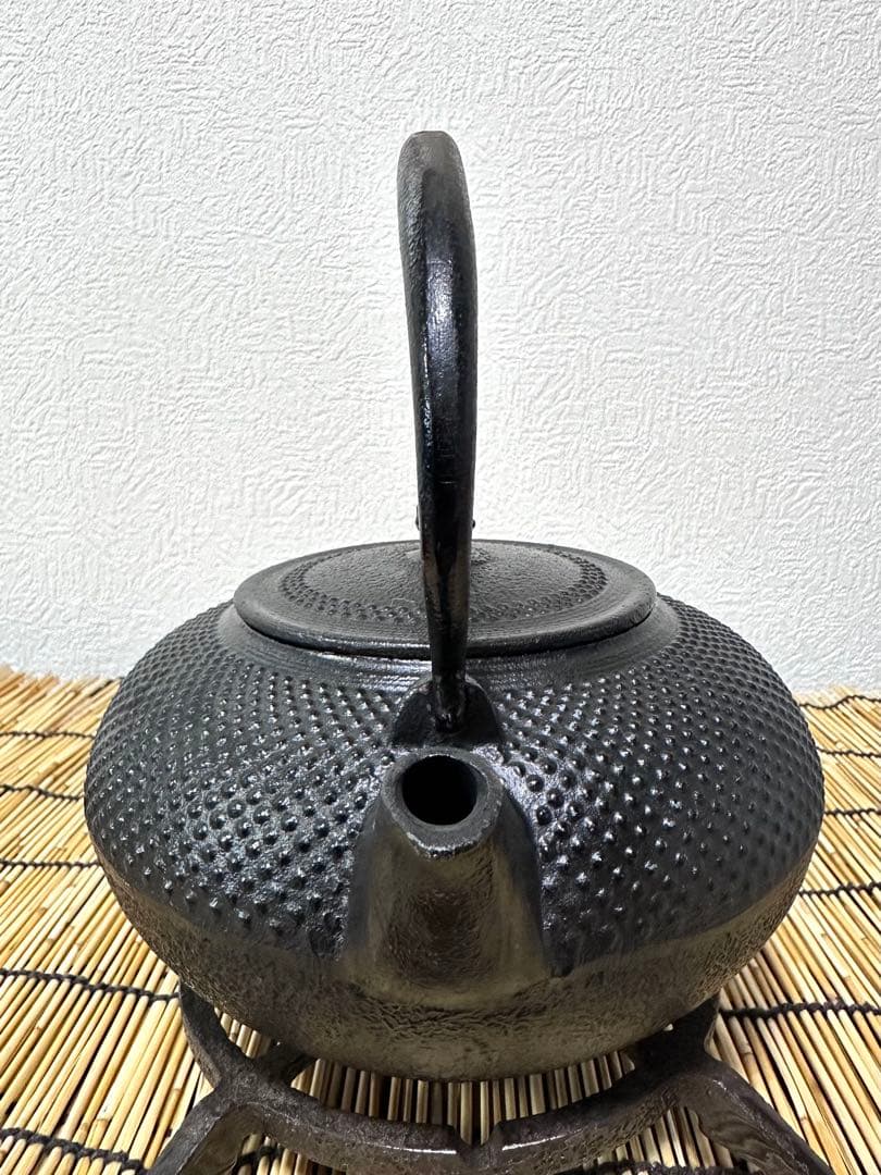 ほぼ未使用品、保管品　南部運南堂鍋元造　南部銘　１５型アラレ　南部鉄瓶　南部鉄器