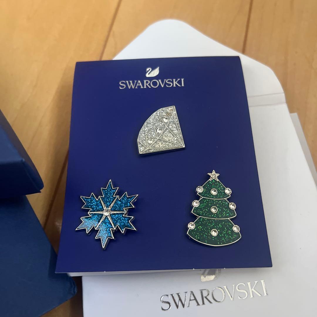Swarovski クリスマスオーナメントとピンバッジ