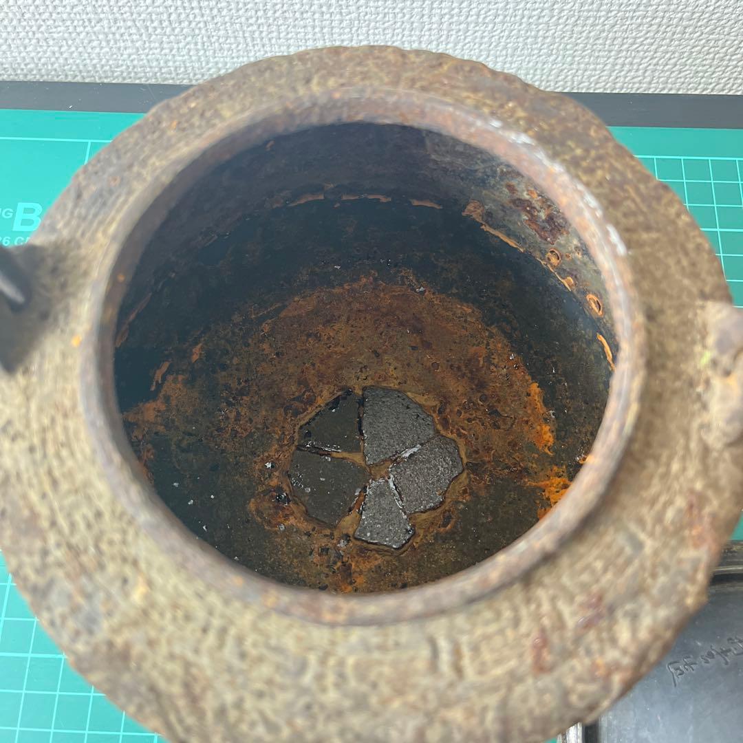 (k) 古銭浮き彫り模様の鉄瓶　高さ約25cm ●寿堂造　骨董　在銘