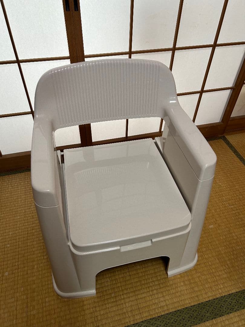 未使用 開封済み ポータブルトイレ(背もたれ付)　防水シーツ・使い捨て紙パック付