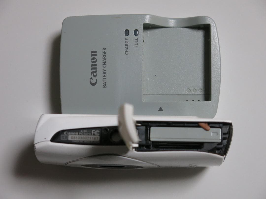Canon IXY ホワイト コンパクトデジタルカメラ　充電器/バッテリー2個付