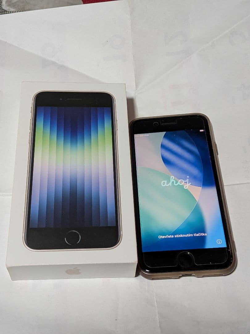 Apple iPhone SE (第3世代) 本体スターライト64GB