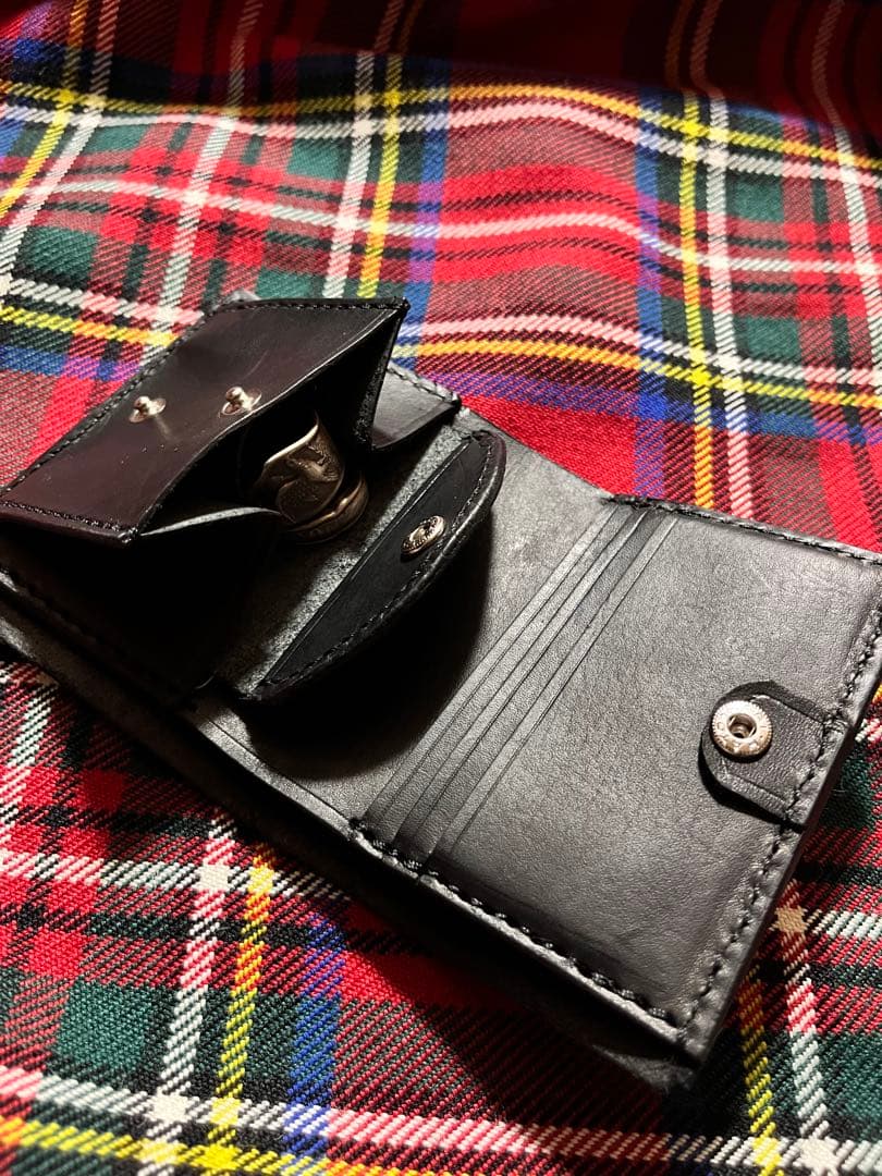 コンパクトウォレット レザー　フラワー&リーフ　スタッズ