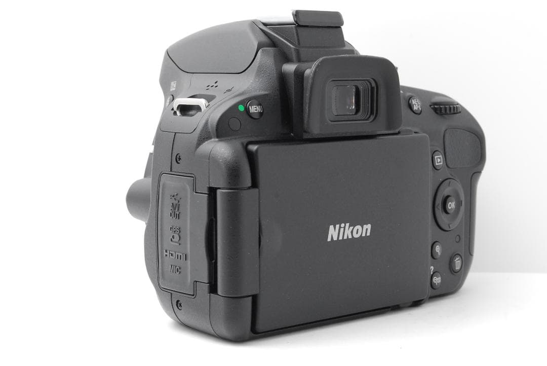 【新品級ショット数】Nikon D5100　スマホ転送　ダブルレンズ　自撮り