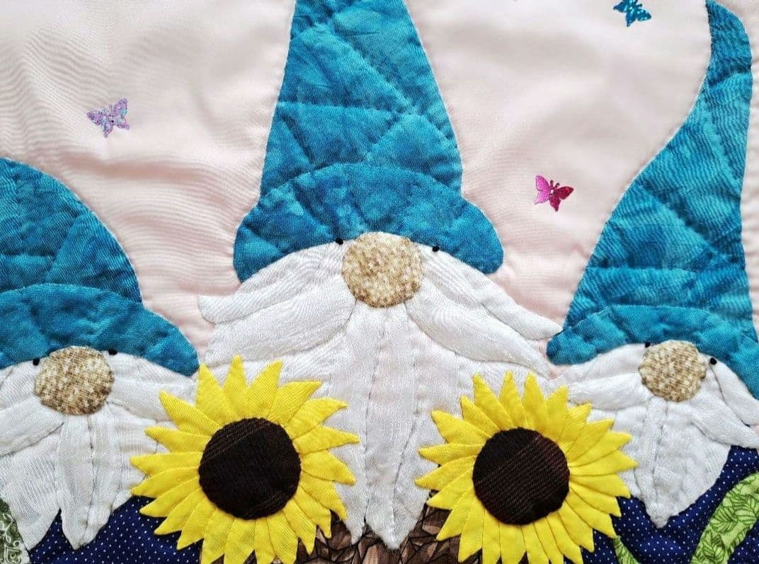 ハンドメイド　パッチワークタペストリー　ひまわりと3人のこびとたち