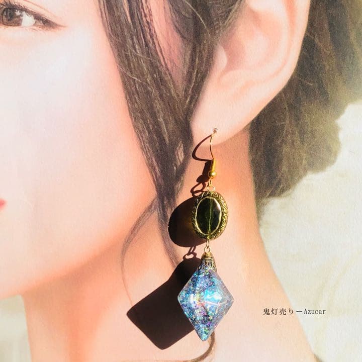宇宙と星屑閉じ込めた蓄光フローライトピアス　イヤリング